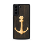 Coque de protection en bois véritable fabriquée en France pour  sur le thème nautique avec un bois clair et un bois foncé représentant une ancre de bateau