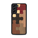 Coque de protection en bois véritable fabriquée en France pour  représentant un puzzle en six pièces qui allie du chêne fumé, du noyer, du bambou, du padouk, du merisier et de l'acajou