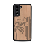 Coque de protection en bois véritable fabriquée en France pour  sur le thème chill avec un motif représentant une silouhette tenant une planche de surf sur une plage entouré de palmiers et les mots "Surf Time Long Beach Miami"