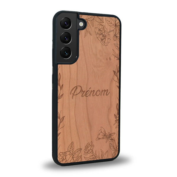 Coque de protection en bois véritable fabriquée en France pour Samsung S21+ sur le thème de la fête des mères avec un motif représentant des fleurs et des feuilles