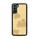 Coque de protection en bois véritable fabriquée en France pour  sur le thème de la nature des arbres avec un motif de gravure représentant des épines de sapin et des pommes de pin