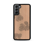 Coque de protection en bois véritable fabriquée en France pour  sur le thème de la nature des arbres avec un motif de gravure représentant des épines de sapin et des pommes de pin