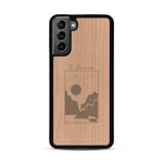 Coque de protection en bois véritable fabriquée en France pour  sur le thème du camping en pleine nature et du bivouac avec la phrase "Aventure is out there"