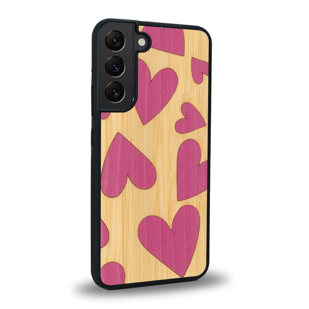 Coque de protection en bois véritable fabriquée en France pour Samsung S21+ alliant plusieurs essences de bois pour représenter des coeurs pour les amoureux
