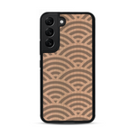 Coque de protection en bois véritable fabriquée en France pour  baptisée "La Sinjak" avec un motif de gravure abstrait représentant la répétition d'un symbole wifi