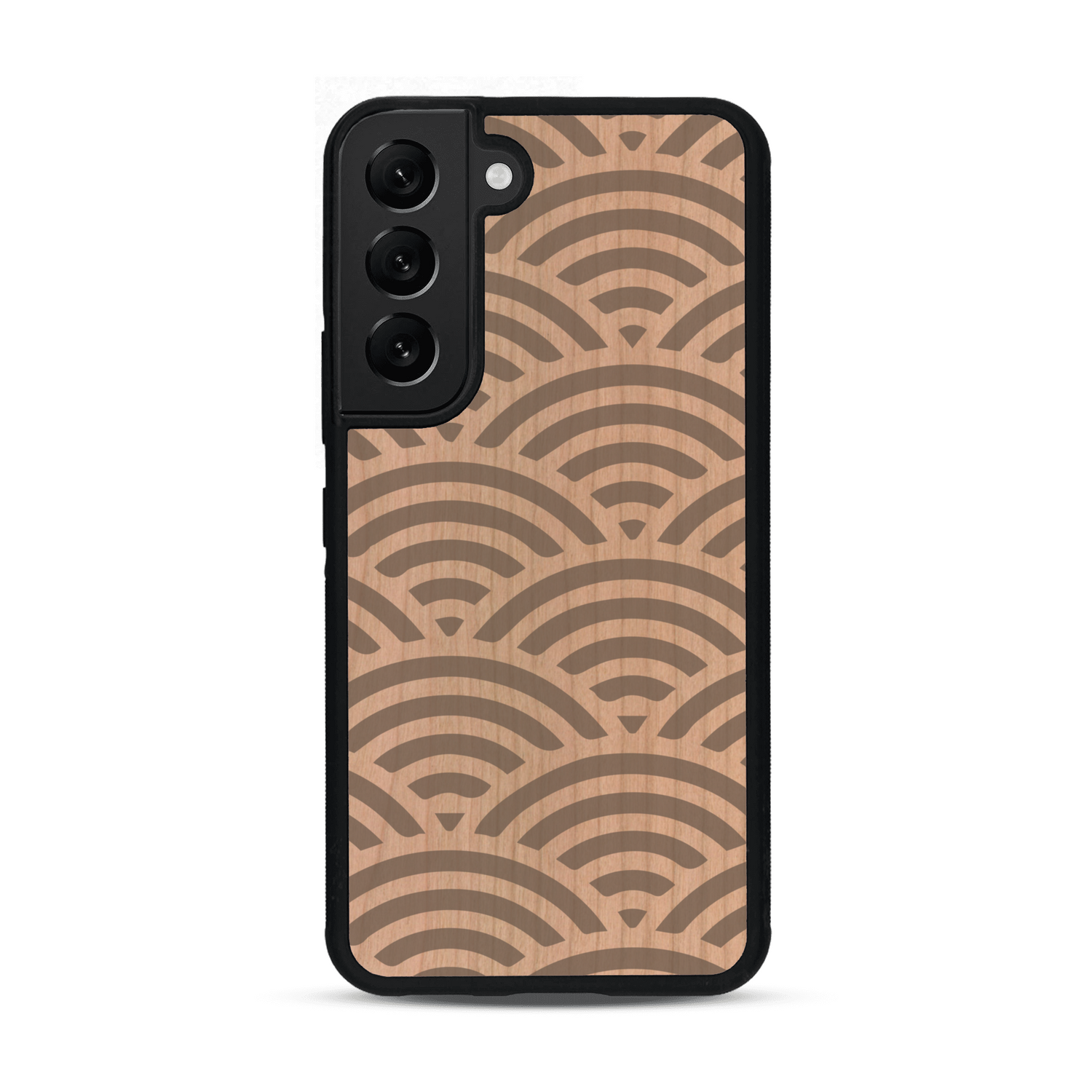 Coque de protection en bois véritable fabriquée en France pour  baptisée "La Sinjak" avec un motif de gravure abstrait représentant la répétition d'un symbole wifi
