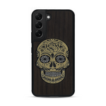 Coque de protection en bois véritable fabriquée en France pour  alliant du chêne fumé avec du métal argenté et doré représentant une tête de mort mexicaine sur le thème Dia de los Muertos