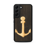 Coque de protection en bois véritable fabriquée en France pour  sur le thème nautique avec un bois clair et un bois foncé représentant une ancre de bateau