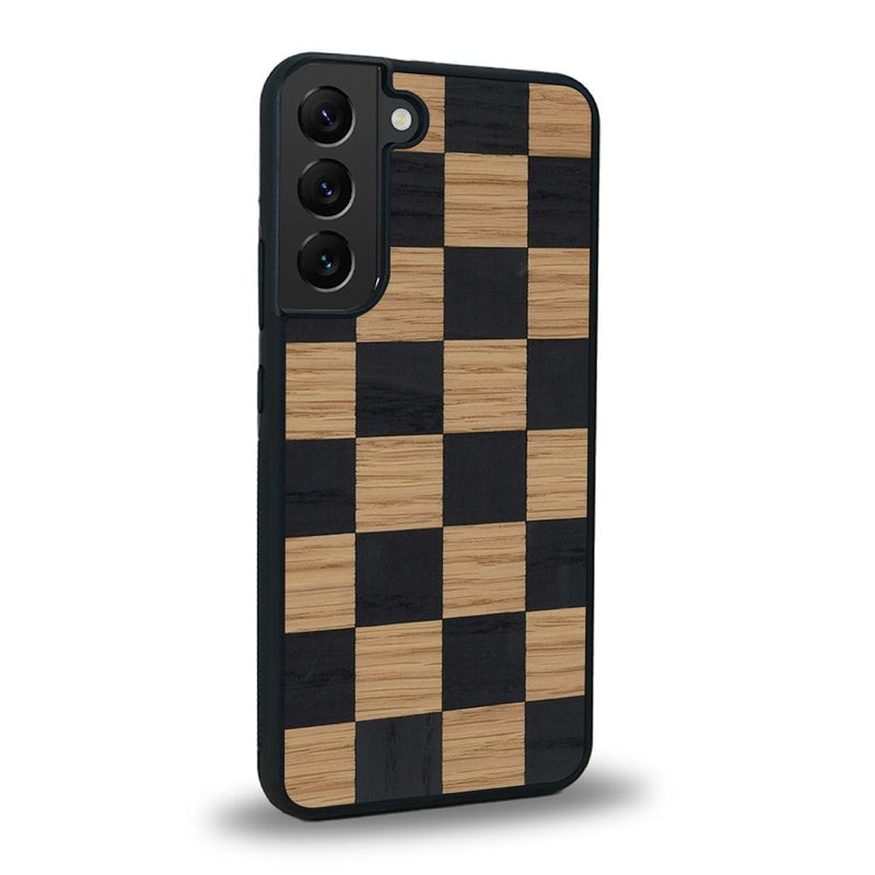 Coque de protection en bois véritable fabriquée en France pour Samsung S22 alliant plusieurs essences de bois pour représenter un damier