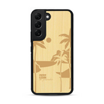 Coque de protection en bois véritable fabriquée en France pour  sur le thème des voyages en vans, vanlife et chill avec une gravure représentant un van vw combi devant le soleil couchant sur une plage avec des vagues