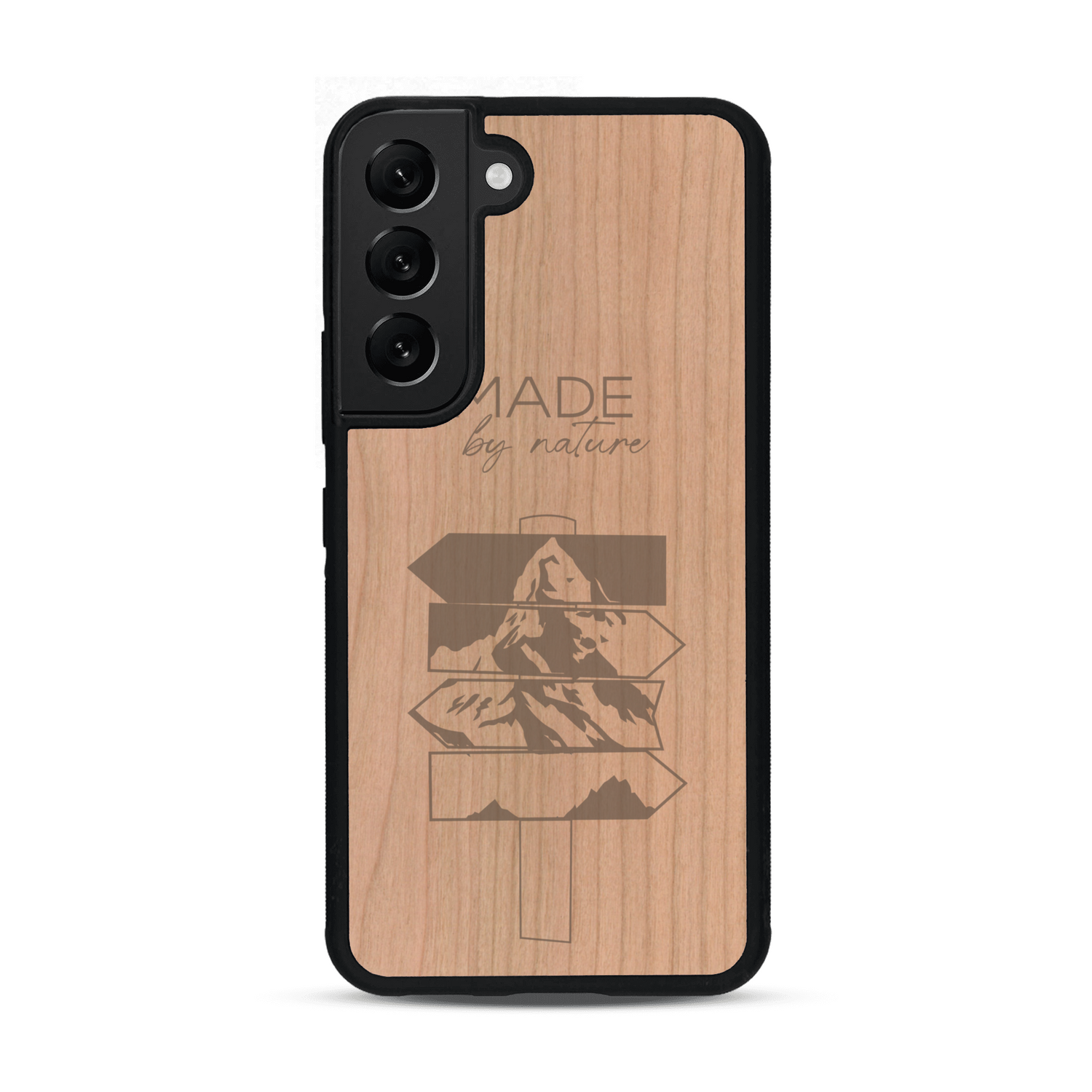 Coque de protection en bois véritable fabriquée en France pour  sur le thème de la nature et des arbres avec une gravure représentant une pomme de pin et la phrase "made by nature"