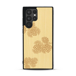 Coque de protection en bois véritable fabriquée en France pour  sur le thème de la nature des arbres avec un motif de gravure représentant des épines de sapin et des pommes de pin