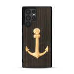 Coque de protection en bois véritable fabriquée en France pour  sur le thème nautique avec un bois clair et un bois foncé représentant une ancre de bateau