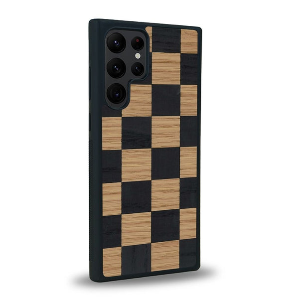 Coque de protection en bois véritable fabriquée en France pour Samsung S22 Ultra alliant plusieurs essences de bois pour représenter un damier