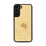 Coque de protection en bois véritable fabriquée en France pour  représentant des montagnes, sur le thème de la randonnée en pleine nature et du trail