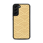 Coque de protection en bois véritable fabriquée en France pour  baptisée "La Sinjak" avec un motif de gravure abstrait représentant la répétition d'un symbole wifi