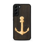 Coque de protection en bois véritable fabriquée en France pour  sur le thème nautique avec un bois clair et un bois foncé représentant une ancre de bateau