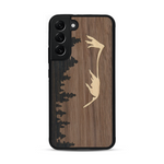 Coque de protection en bois véritable fabriquée en France pour  sur le thème de la nature et de la montagne qui allie du chêne fumé, du noyer et du bambou représentant le mont mézenc