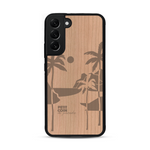 Coque de protection en bois véritable fabriquée en France pour  sur le thème des voyages en vans, vanlife et chill avec une gravure représentant un van vw combi devant le soleil couchant sur une plage avec des vagues