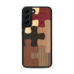 Coque de protection en bois véritable fabriquée en France pour  représentant un puzzle en six pièces qui allie du chêne fumé, du noyer, du bambou, du padouk, du merisier et de l'acajou