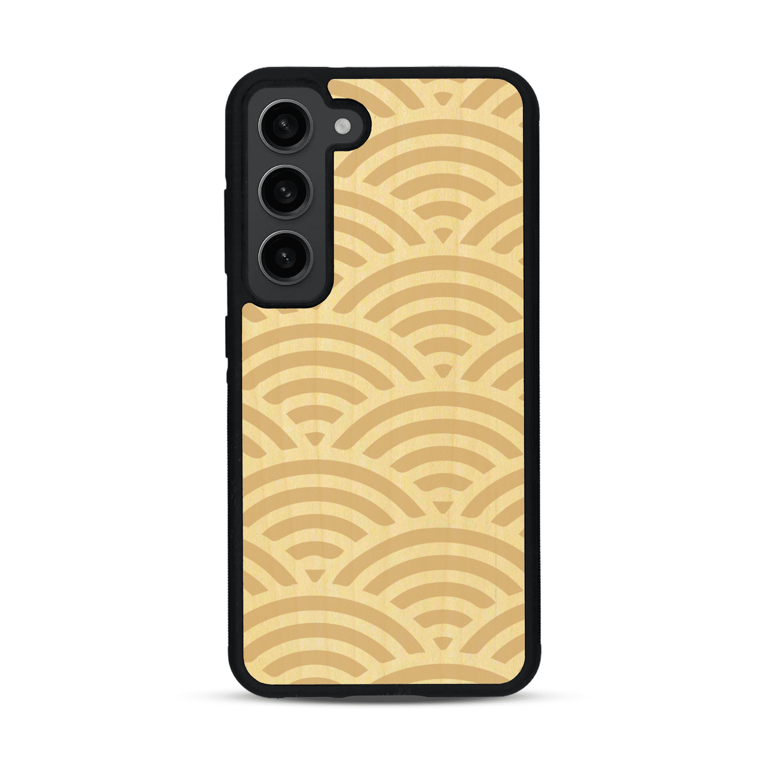 Coque de protection en bois véritable fabriquée en France pour  baptisée "La Sinjak" avec un motif de gravure abstrait représentant la répétition d'un symbole wifi