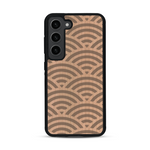 Coque de protection en bois véritable fabriquée en France pour  baptisée "La Sinjak" avec un motif de gravure abstrait représentant la répétition d'un symbole wifi