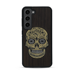 Coque de protection en bois véritable fabriquée en France pour  alliant du chêne fumé avec du métal argenté et doré représentant une tête de mort mexicaine sur le thème Dia de los Muertos