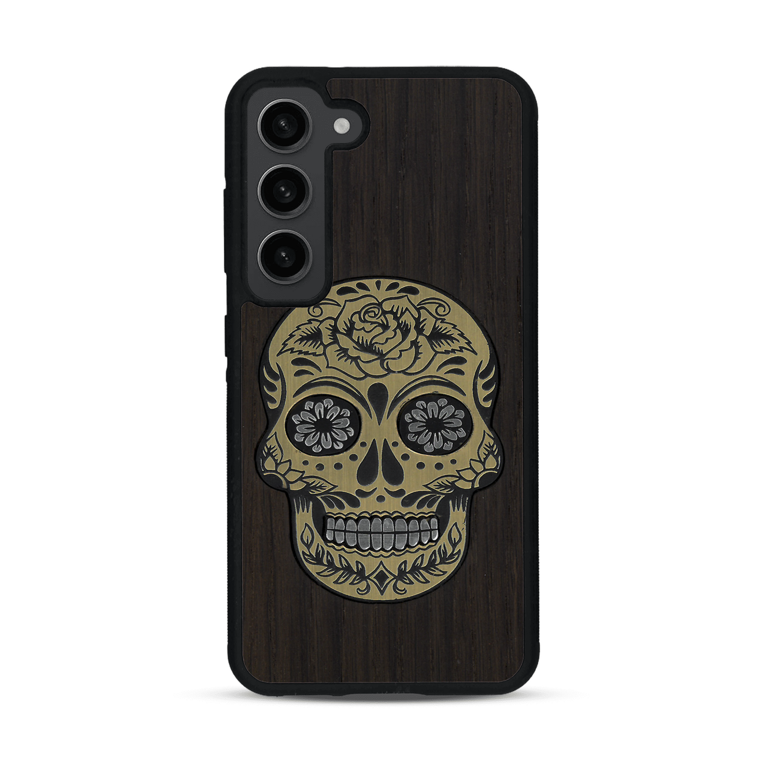 Coque de protection en bois véritable fabriquée en France pour  alliant du chêne fumé avec du métal argenté et doré représentant une tête de mort mexicaine sur le thème Dia de los Muertos