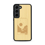 Coque de protection en bois véritable fabriquée en France pour  sur le thème du camping en pleine nature et du bivouac avec la phrase "Aventure is out there"