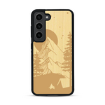 Coque de protection en bois véritable fabriquée en France pour  sur le thème du camping en pleine nature représentant une tente avec un feu de camp entouré de montagnes