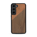 Coque de protection en bois véritable fabriquée en France pour  alliant du merisier et du noyer formant chacun un triangle avec une jointure en diagonale sur le thème de l'art abstrait