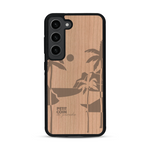 Coque de protection en bois véritable fabriquée en France pour  sur le thème des voyages en vans, vanlife et chill avec une gravure représentant un van vw combi devant le soleil couchant sur une plage avec des vagues