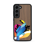Coque de protection en bois véritable fabriquée en France pour Samsung S23 représentant un toucan coloré avec un design moderne et minimaliste sur le thème de la jungle et de la nature