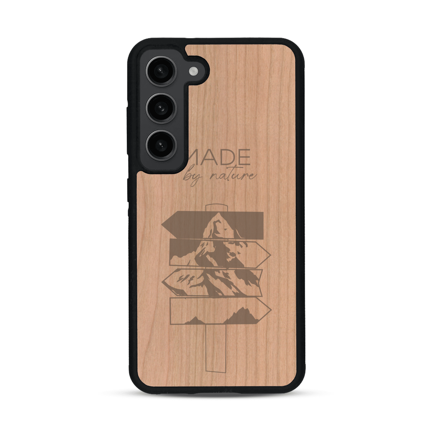 Coque de protection en bois véritable fabriquée en France pour  sur le thème de la nature et des arbres avec une gravure représentant une pomme de pin et la phrase "made by nature"