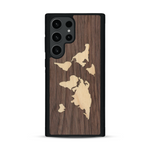Coque de protection en bois véritable fabriquée en France pour  alliant du bambou et du noyer sur le thème du voyage et de l'aventure représentant une mappemonde