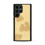 Coque de protection en bois véritable fabriquée en France pour  sur le thème de la nature des arbres avec un motif de gravure représentant des épines de sapin et des pommes de pin