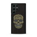 Coque de protection en bois véritable fabriquée en France pour  alliant du chêne fumé avec du métal argenté et doré représentant une tête de mort mexicaine sur le thème Dia de los Muertos