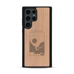 Coque de protection en bois véritable fabriquée en France pour  sur le thème du camping en pleine nature et du bivouac avec la phrase "Aventure is out there"