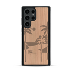 Coque de protection en bois véritable fabriquée en France pour  sur le thème des voyages en vans, vanlife et chill avec une gravure représentant un van vw combi devant le soleil couchant sur une plage avec des vagues