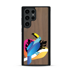 Coque de protection en bois véritable fabriquée en France pour Samsung S23 Ultra représentant un toucan coloré avec un design moderne et minimaliste sur le thème de la jungle et de la nature