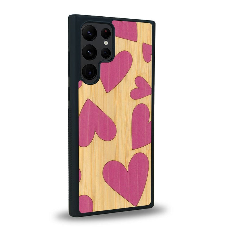 Coque de protection en bois véritable fabriquée en France pour Samsung S23 Ultra alliant plusieurs essences de bois pour représenter des coeurs pour les amoureux
