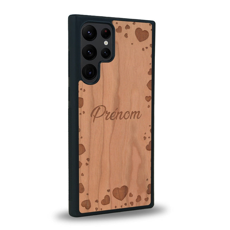 Coque de protection en bois véritable fabriquée en France pour Samsung S23 Ultra sur le thème de la fête des mères avec un motif représentant des coeurs et des feuilles