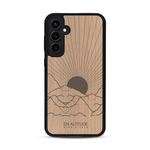Coque de protection en bois véritable fabriquée en France pour  représentant des montagnes, sur le thème de la randonnée en pleine nature et du trail
