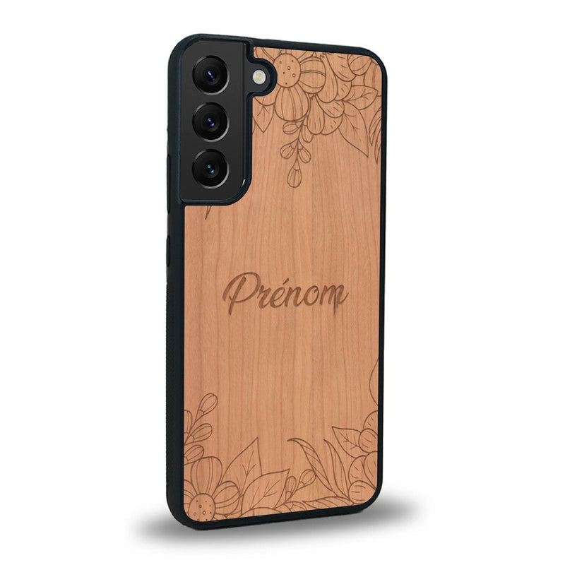 Coque de protection en bois véritable fabriquée en France pour Samsung S23FE sur le thème de la fête des mères avec un motif représentant des fleurs et des feuilles