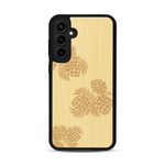 Coque de protection en bois véritable fabriquée en France pour  sur le thème de la nature des arbres avec un motif de gravure représentant des épines de sapin et des pommes de pin