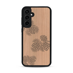 Coque de protection en bois véritable fabriquée en France pour  sur le thème de la nature des arbres avec un motif de gravure représentant des épines de sapin et des pommes de pin