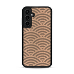 Coque de protection en bois véritable fabriquée en France pour  baptisée "La Sinjak" avec un motif de gravure abstrait représentant la répétition d'un symbole wifi
