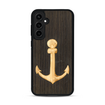 Coque de protection en bois véritable fabriquée en France pour  sur le thème nautique avec un bois clair et un bois foncé représentant une ancre de bateau