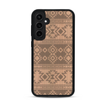 Coque de protection en bois véritable fabriquée en France pour  avec des motifs géométriques s'inspirant des temples aztèques, mayas et incas