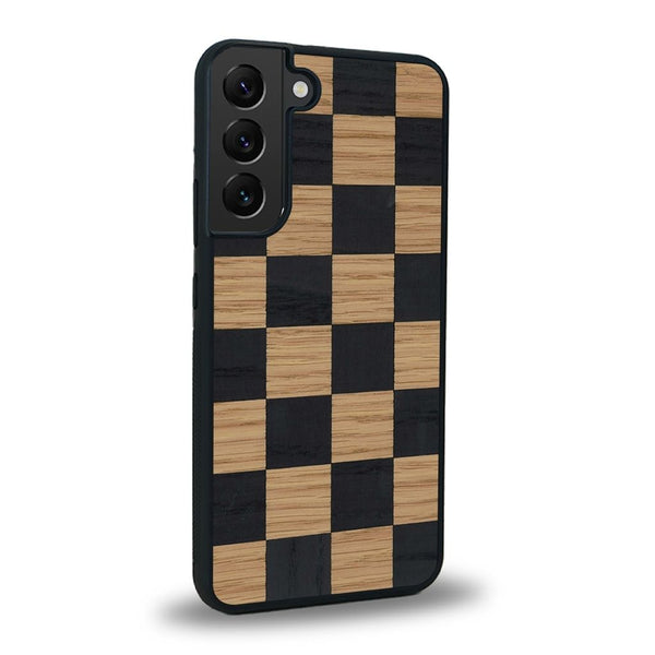 Coque de protection en bois véritable fabriquée en France pour Samsung S23FE alliant plusieurs essences de bois pour représenter un damier